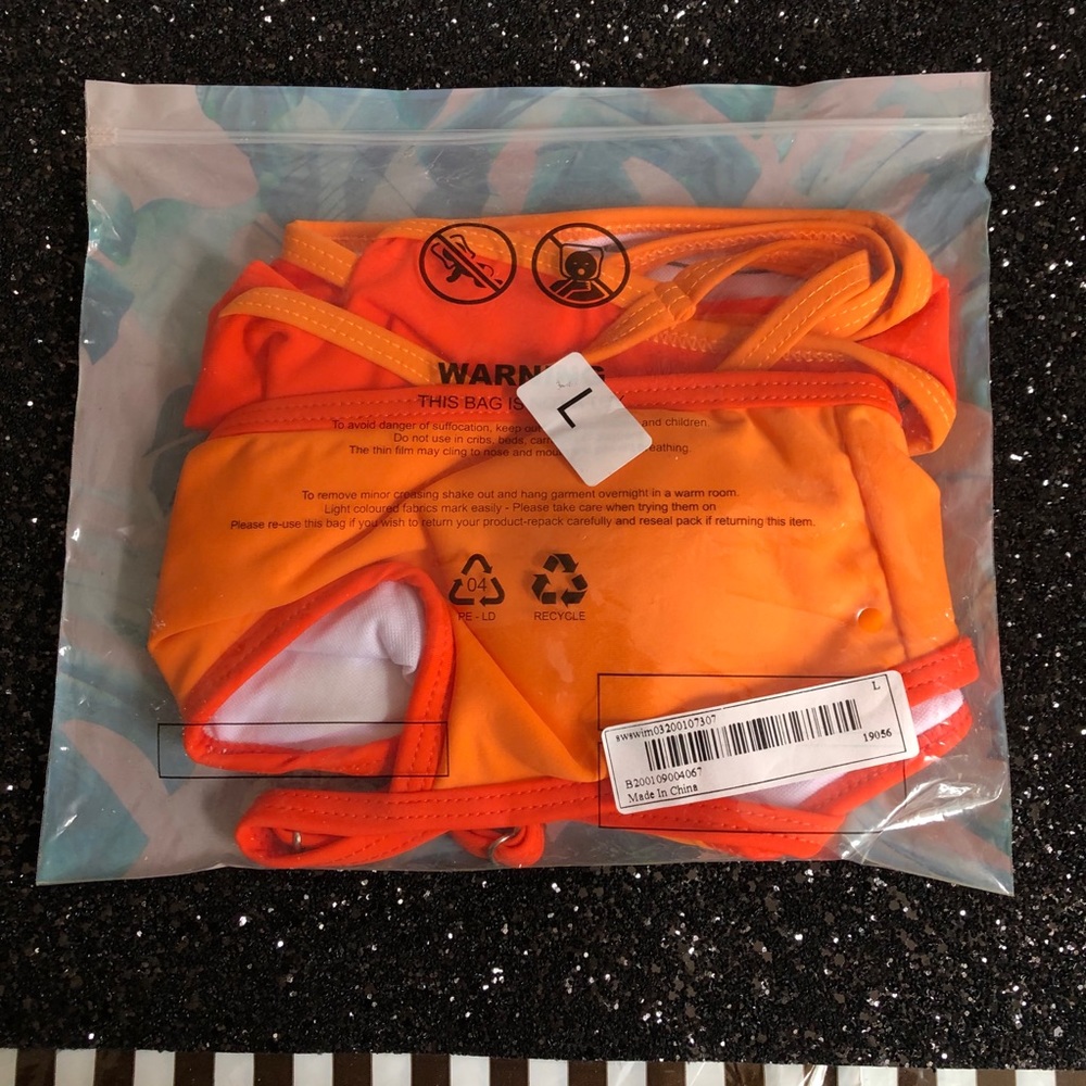 2 Piece Swimsuit Set Size L - Picture 3 of 4